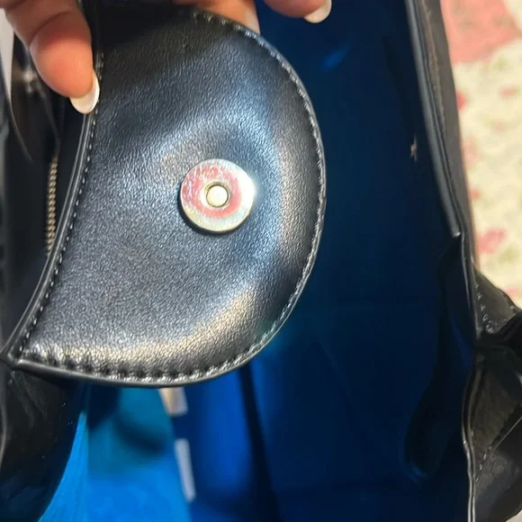 GUNAS Black Leather Tote with Structured design súper chic u will loved ! - Picture 13 of 13